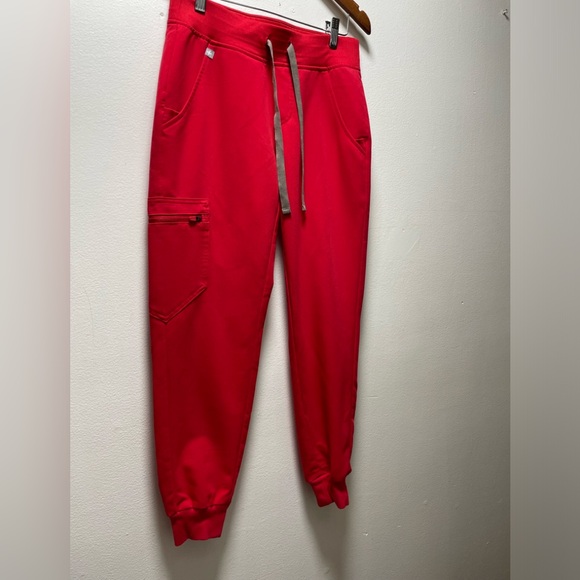 FIGS Scrubs Top & Pants - Picture 3 of 8